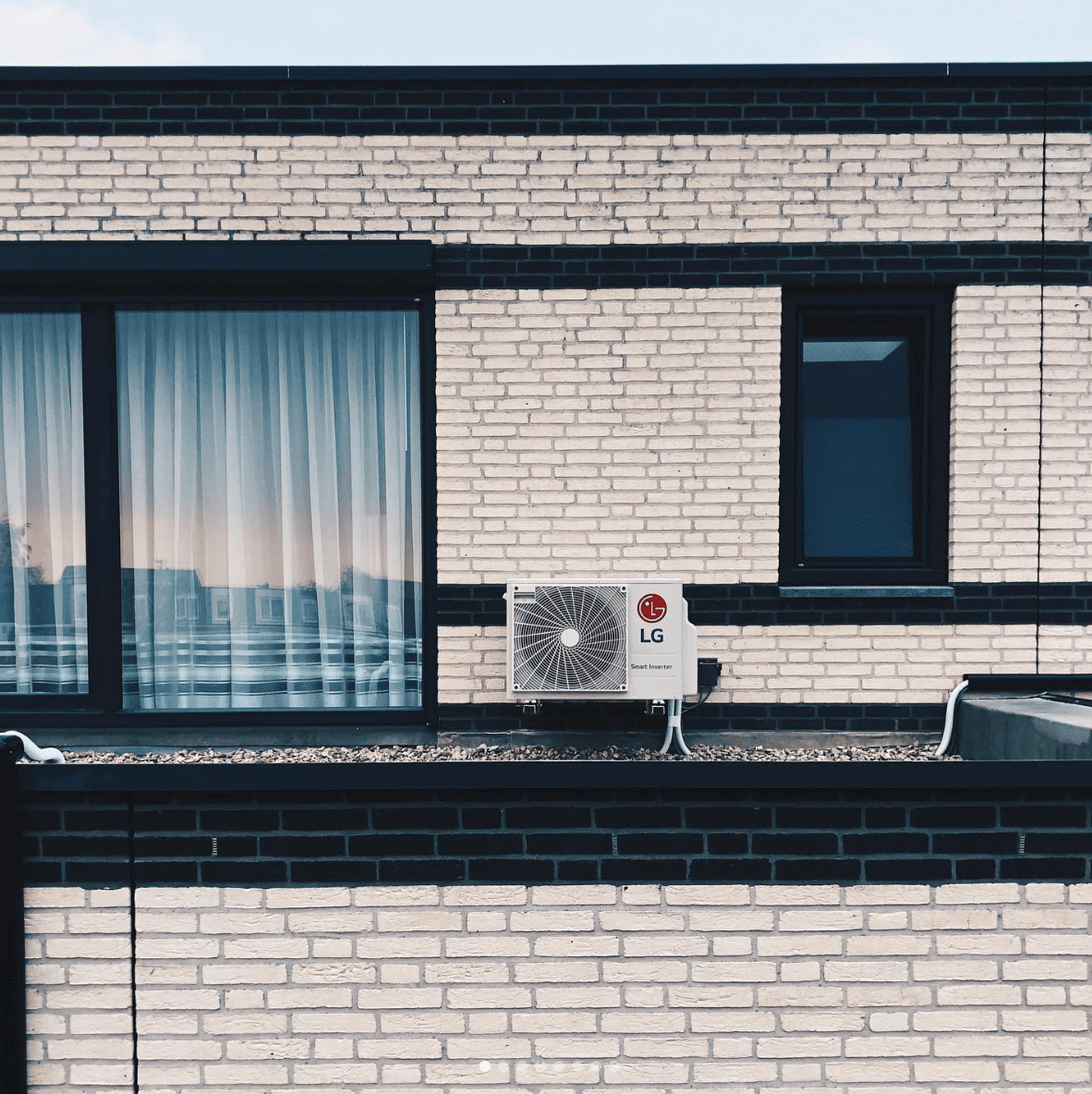 LG buitenunit airconditioning gemonteerd tegen gevel
