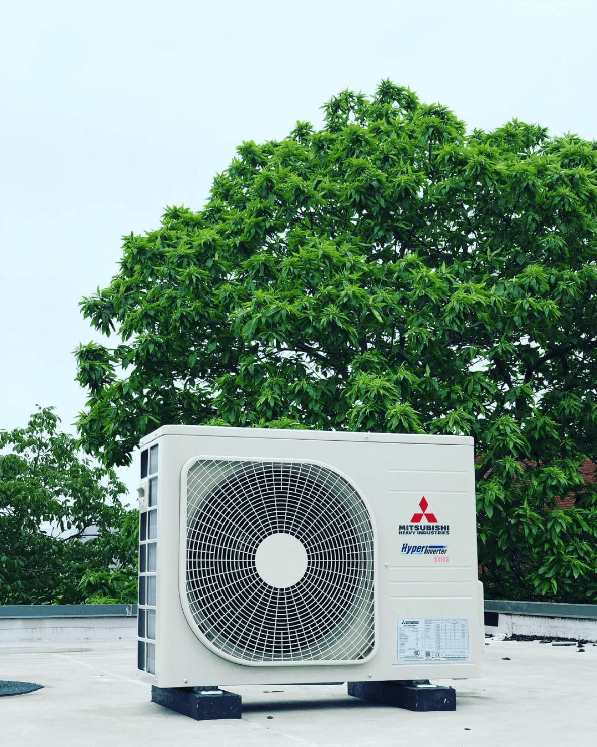 Mitsubishi Heavy Industries buitenunit in tuin geplaatst