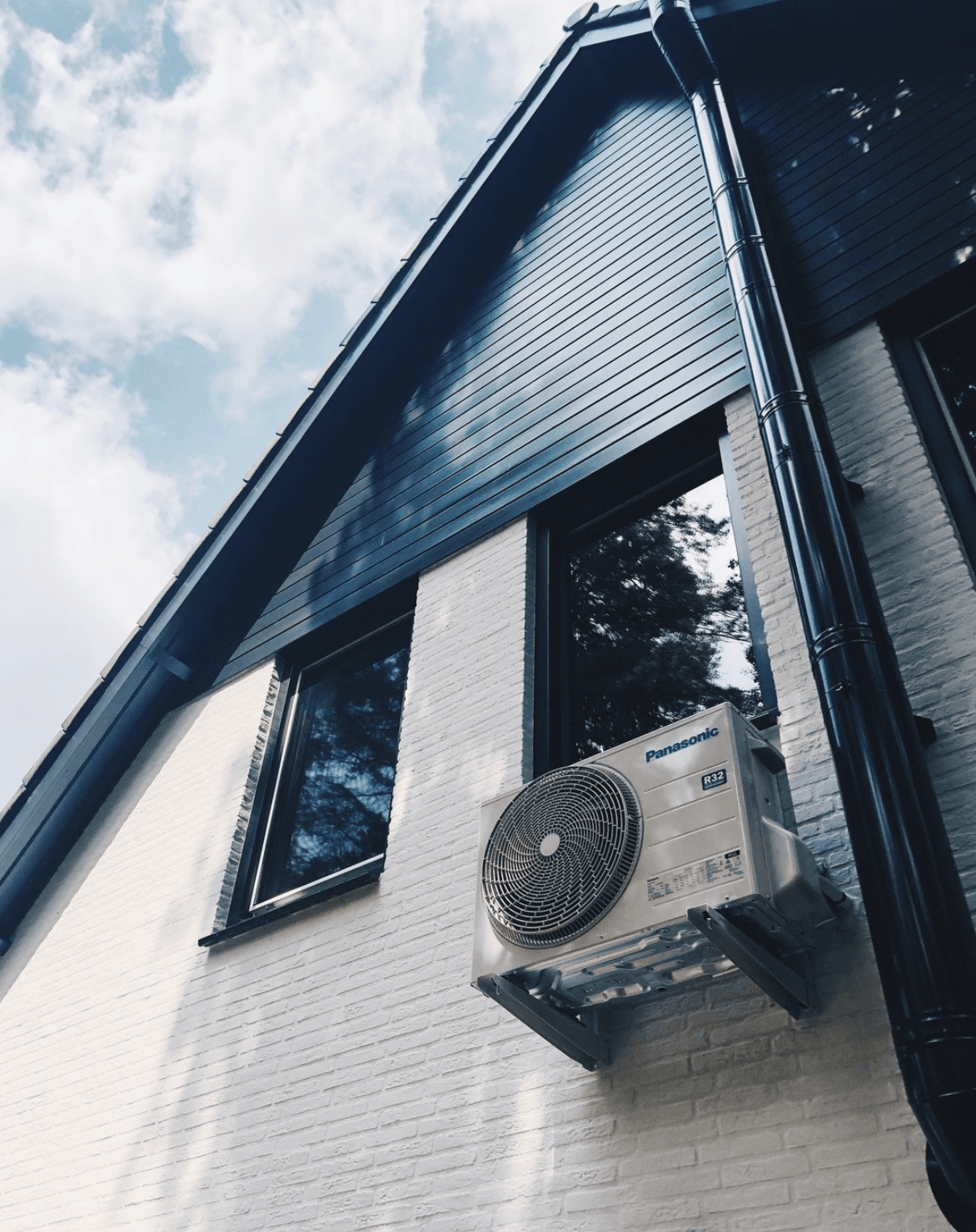 Panasonic buitenunit gemonteerd onder dakrand