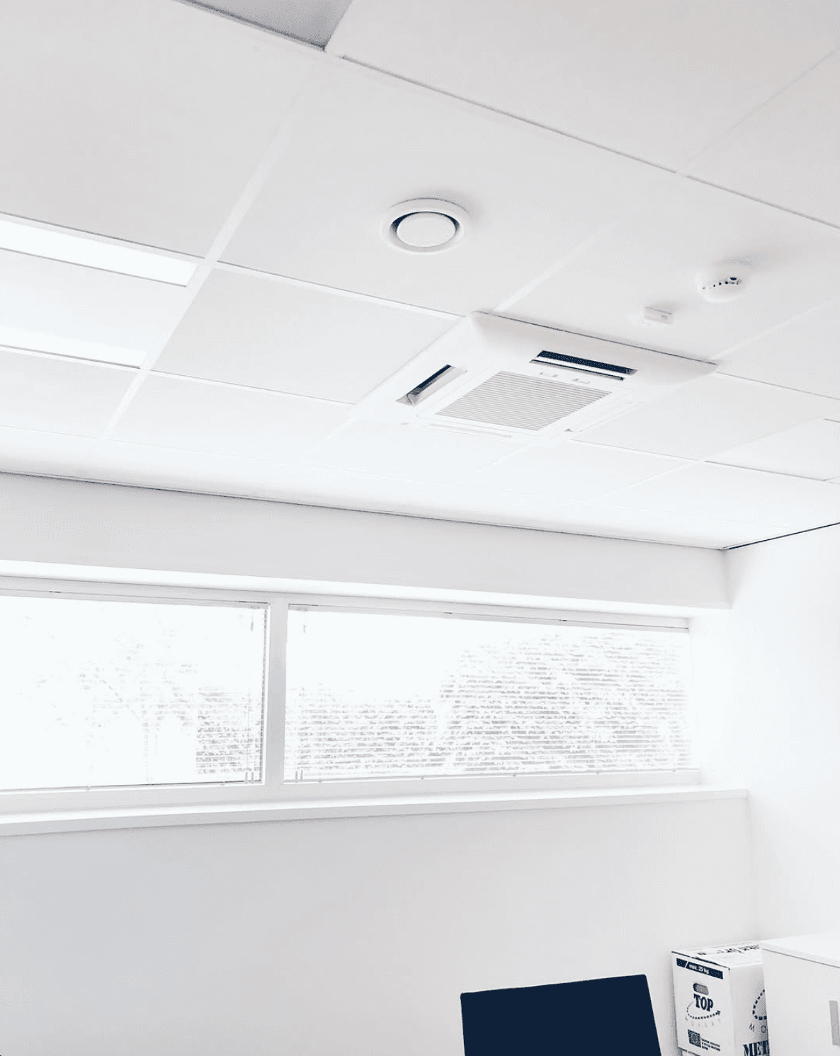Cassette-model airco gemonteerd in systeemplafond kantoor