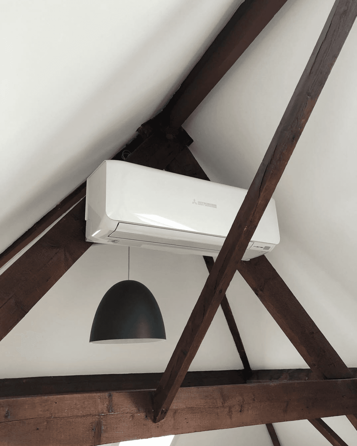 Mitsubishi wandmodel airco onder houten dakconstructie