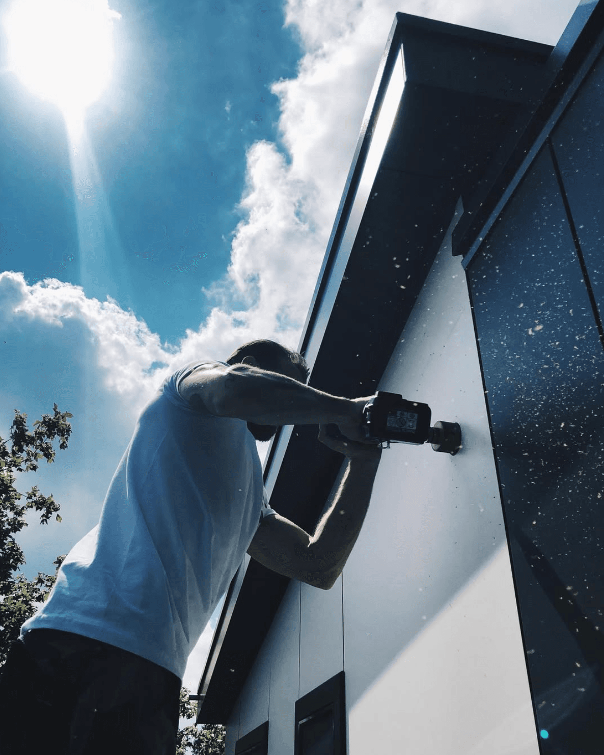 Monteur van Climac Airconditioning installeert buitenunit